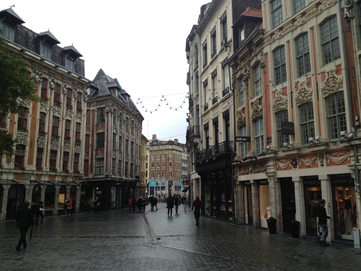 Прогулка по улице в городе Лилль, Франция