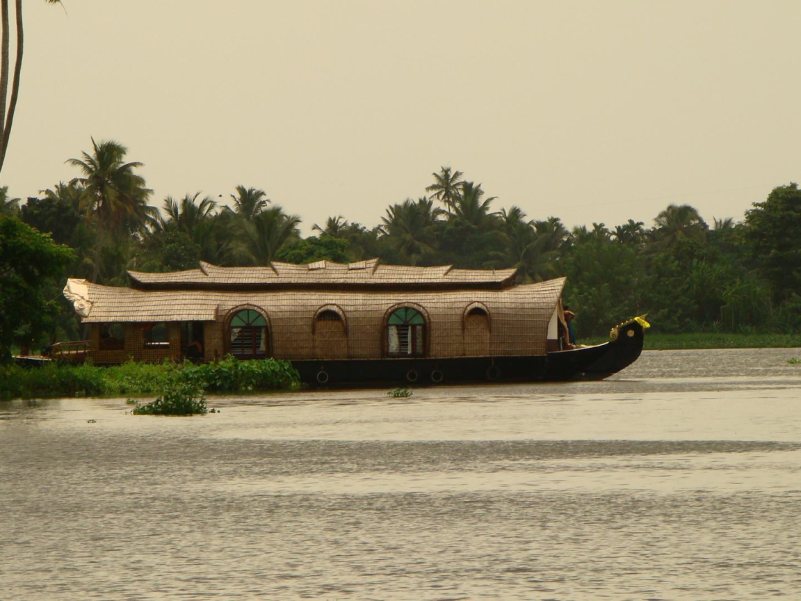 Красивый корабль в Алапуже