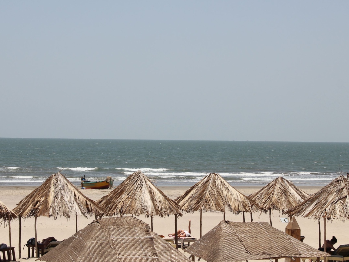 Отдых на пляже в Ашвеме