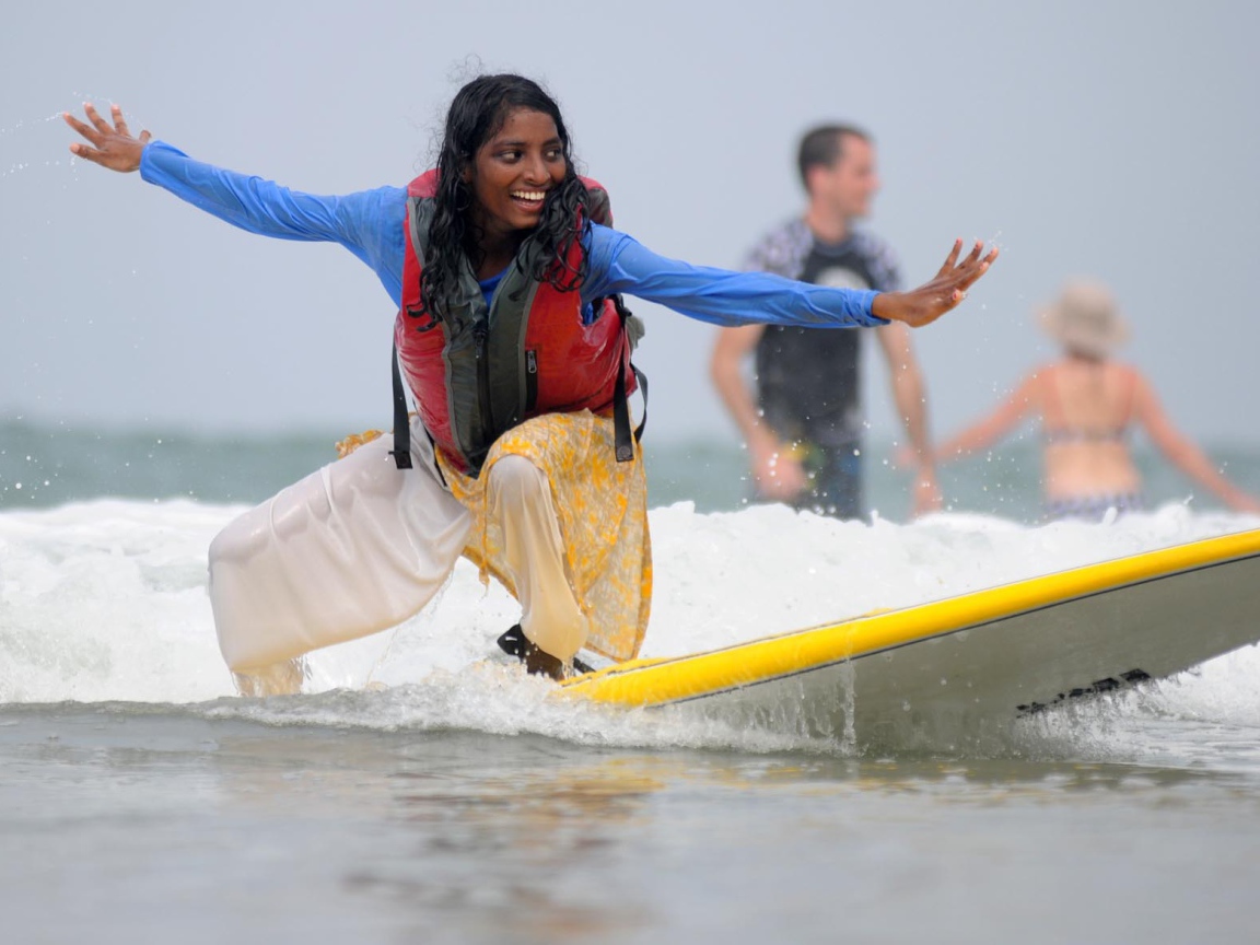 Сёрфингистка в Варкале