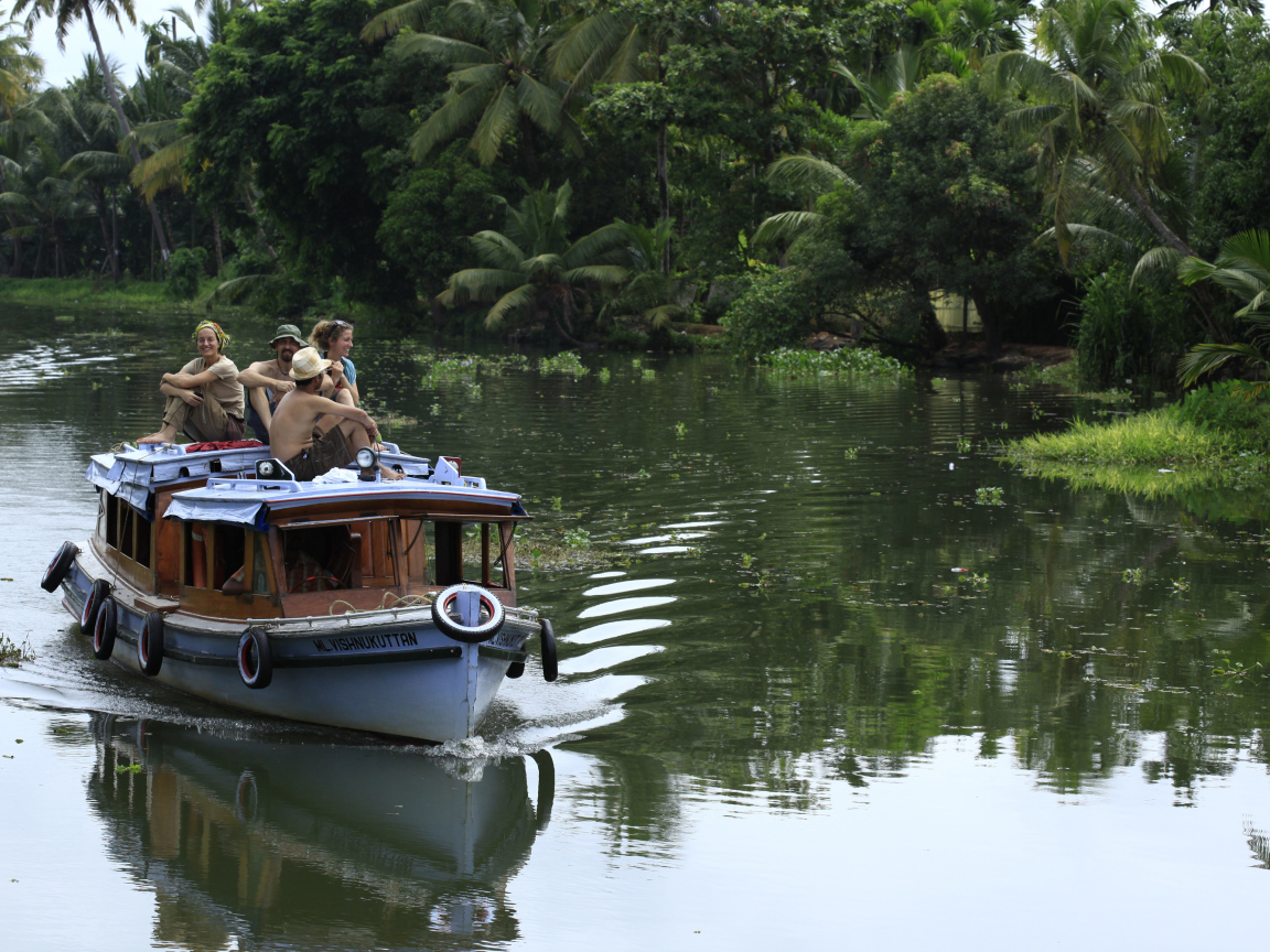 Туристы на лодке в Алапуже