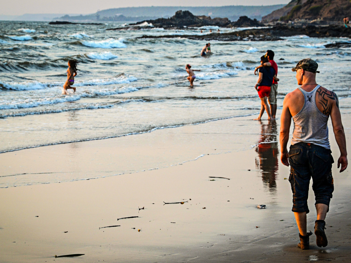 Туристы на пляже в Вагаторе