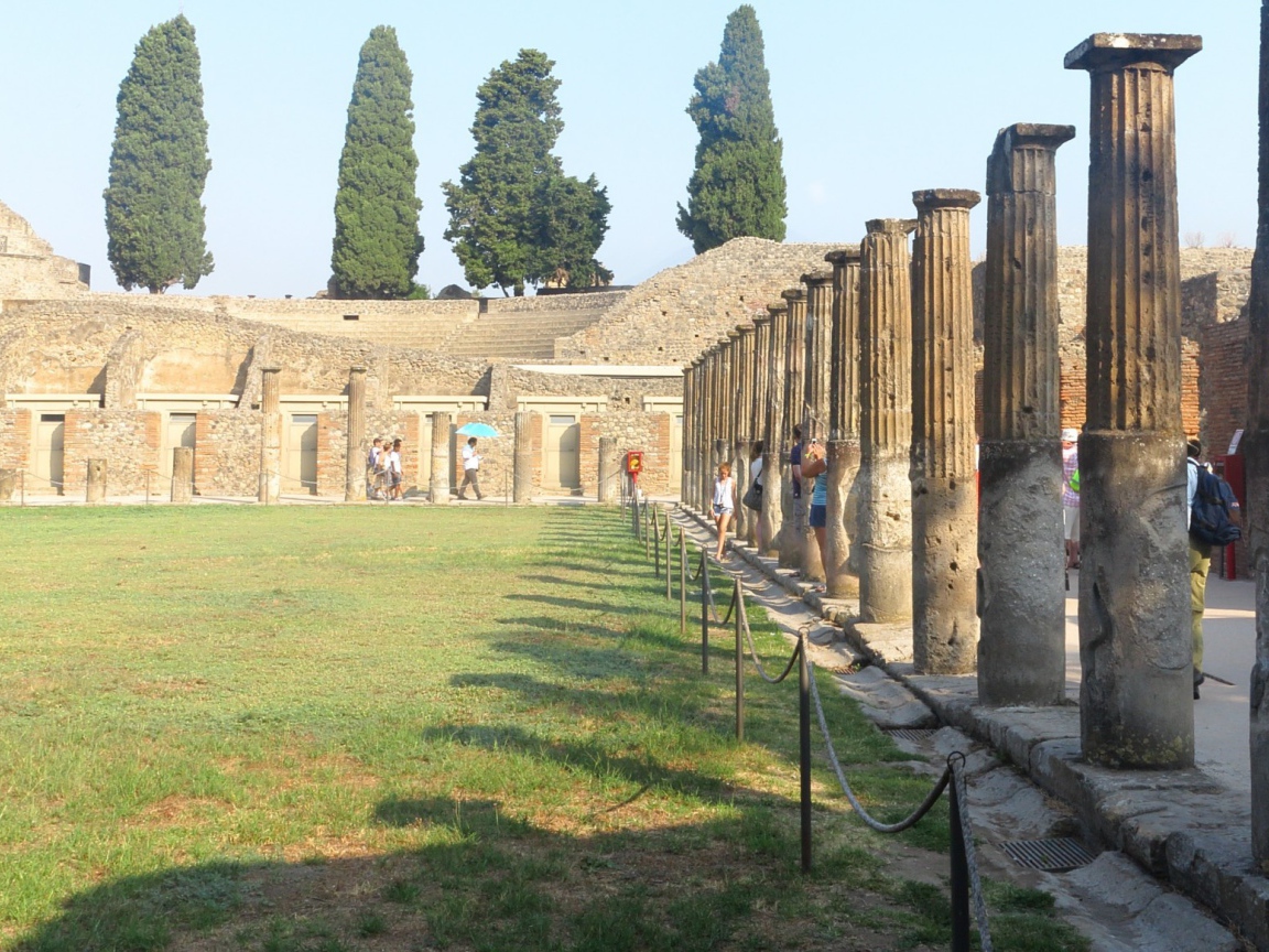 Древняя колоннада в Помпеях, Италия