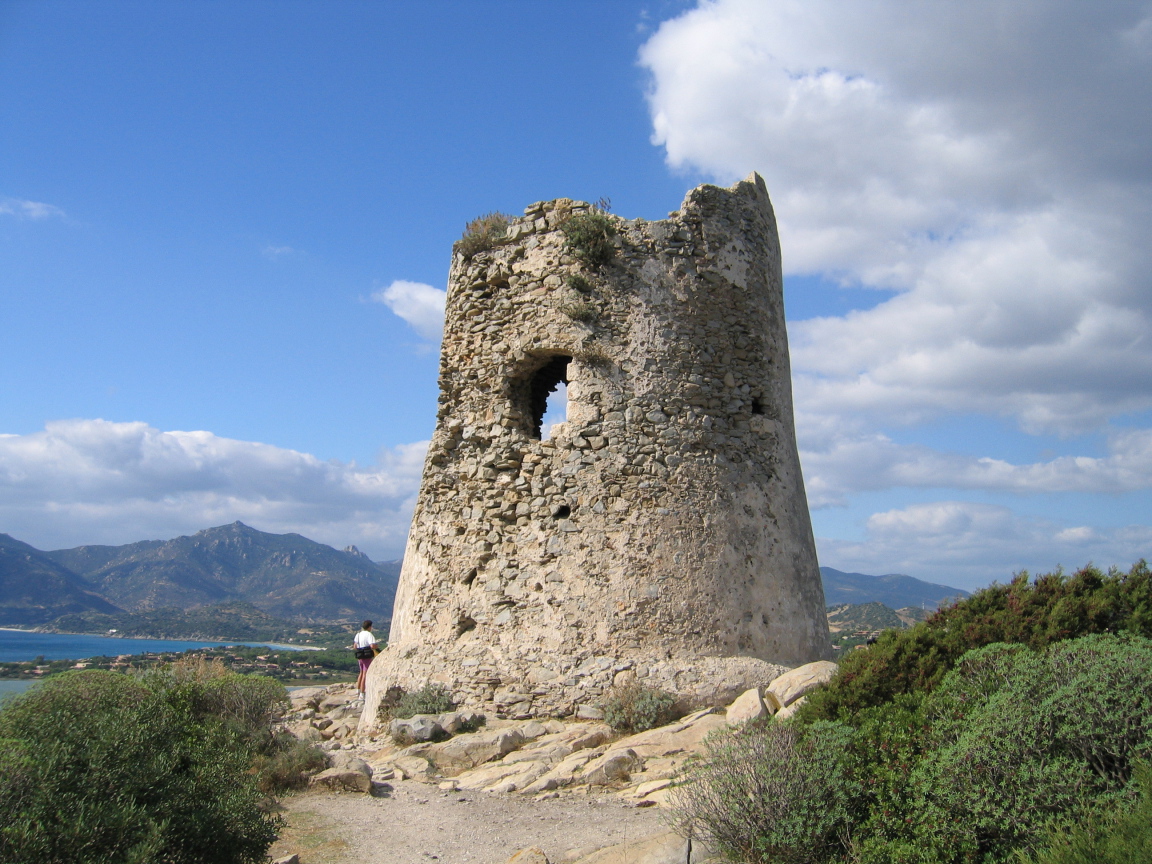 Старинная башня на курорте Вилласимиус, Италия