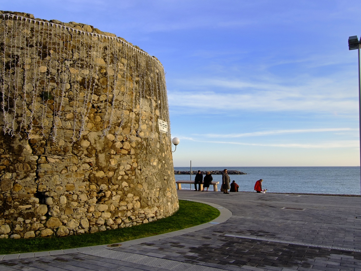 Старинная башня на набережной на курорте Сан Бартоломео Аль Маре, Италия