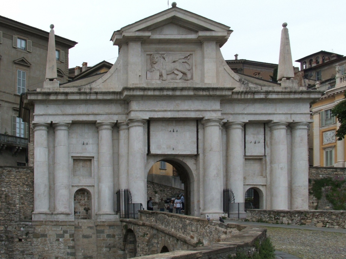 Арка в Бергамо, Италия