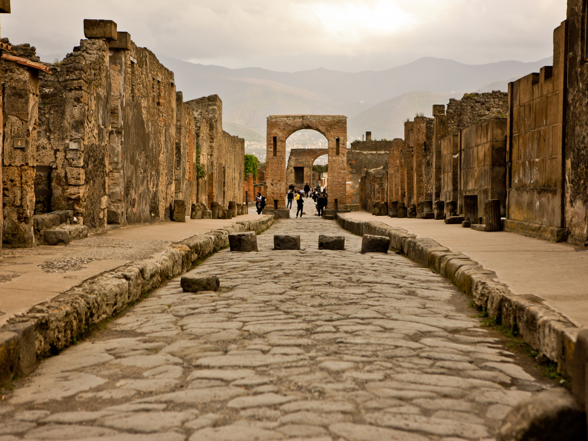 Арка на улице в Помпеях, Италия