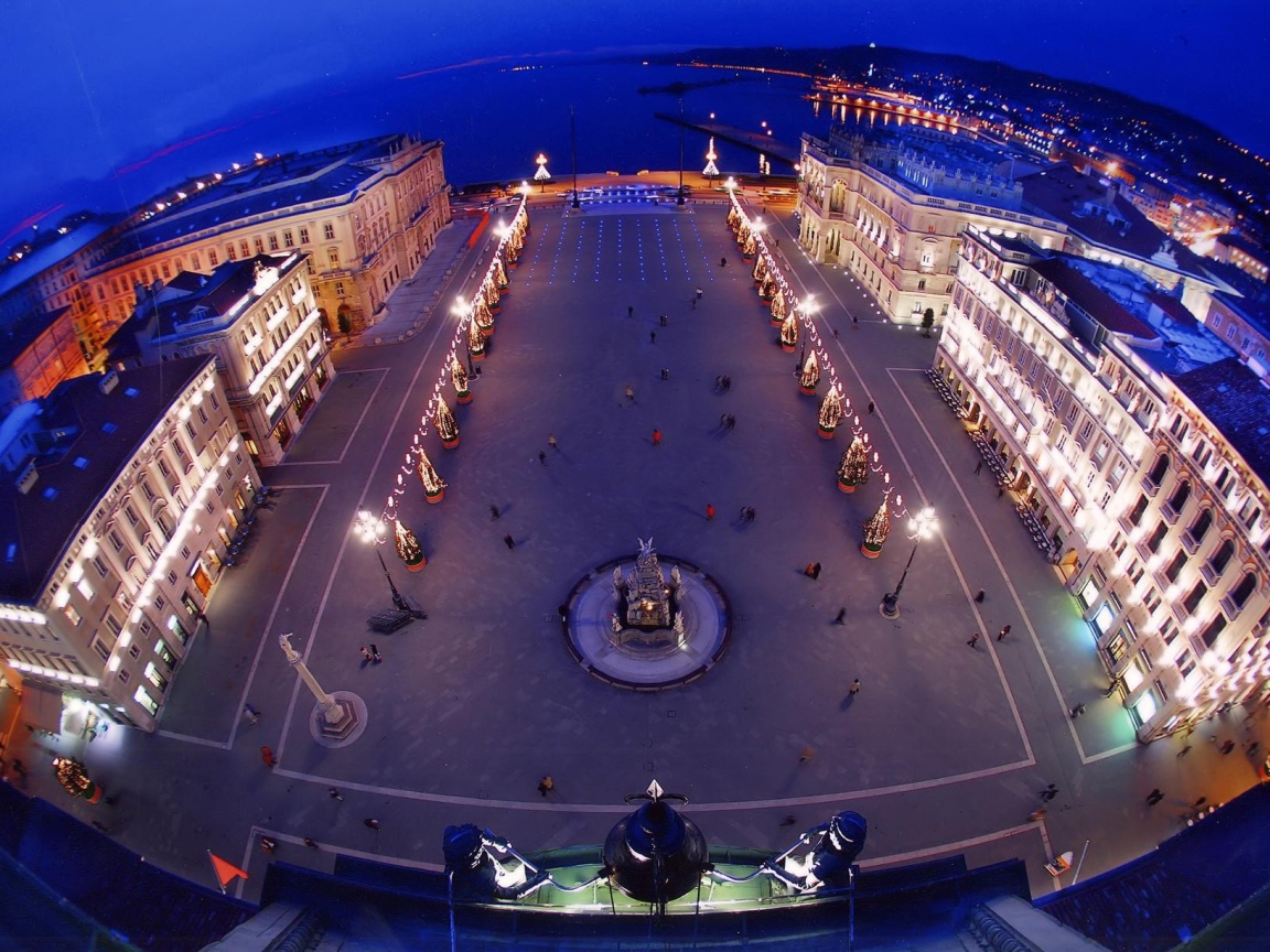 Площадь на курорте в Триесте, Италия