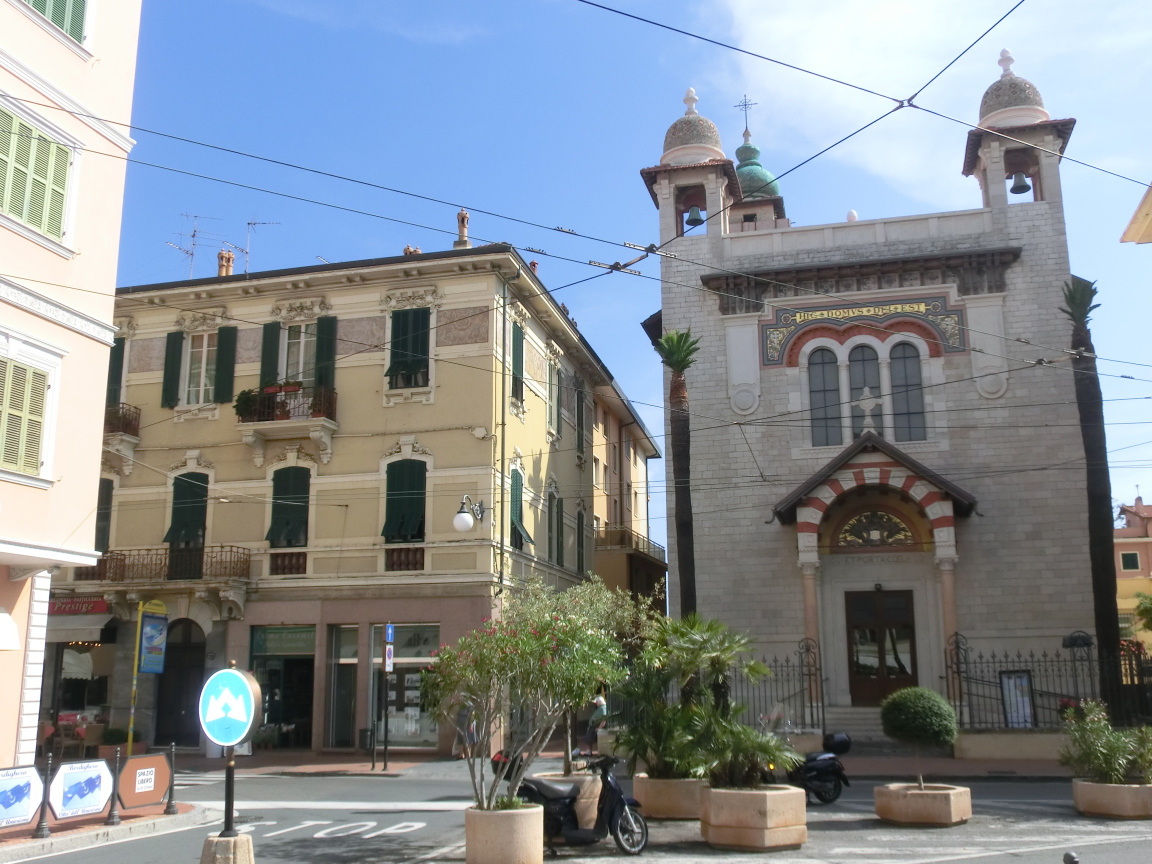 Площадь в городе на курорте Бордигера, Италия