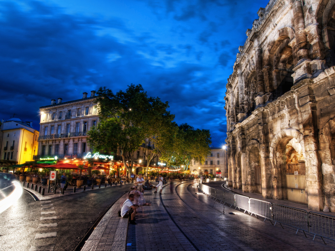 У Колизея в Риме