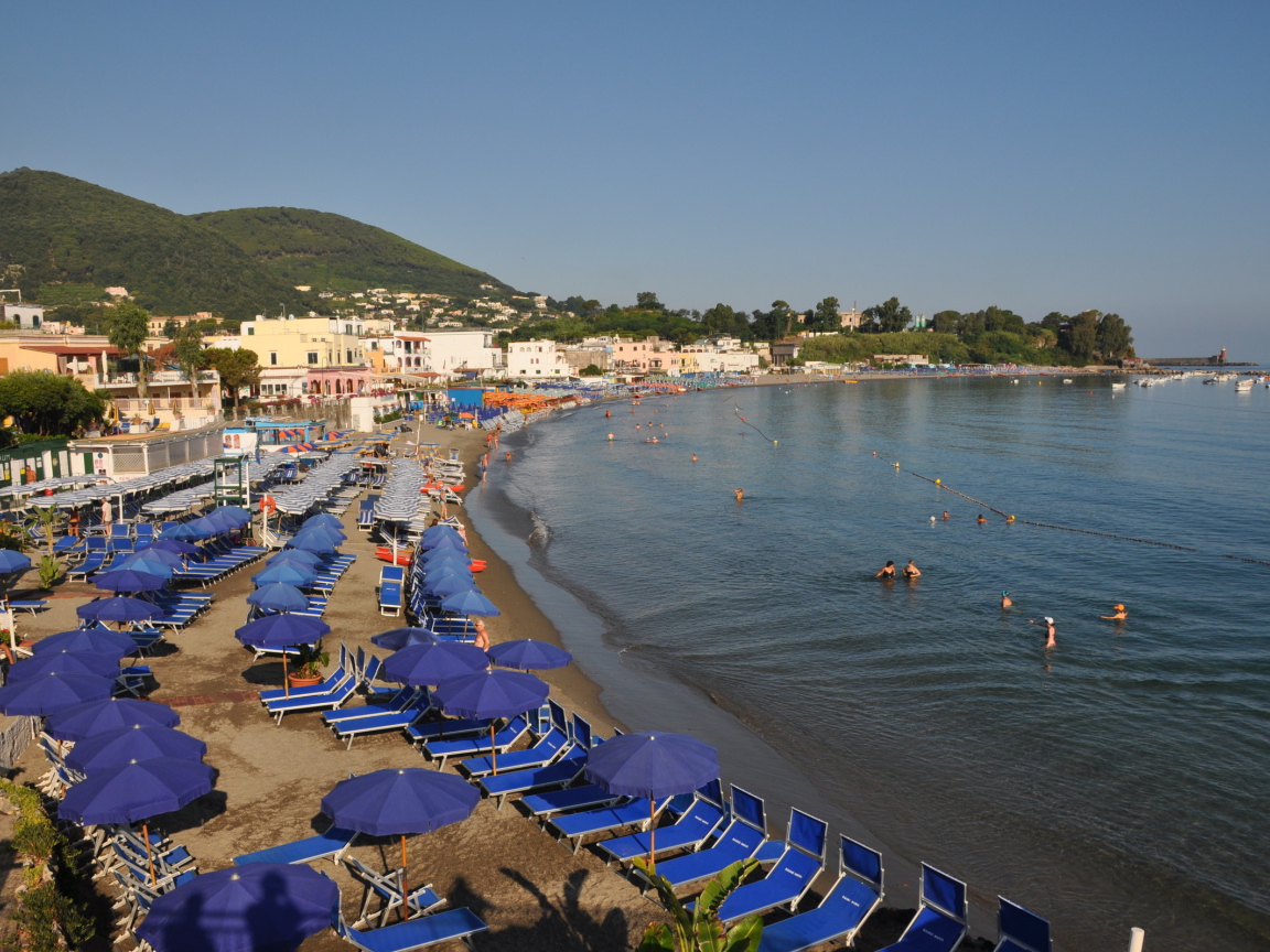 Пляж на острове Искья, Италия