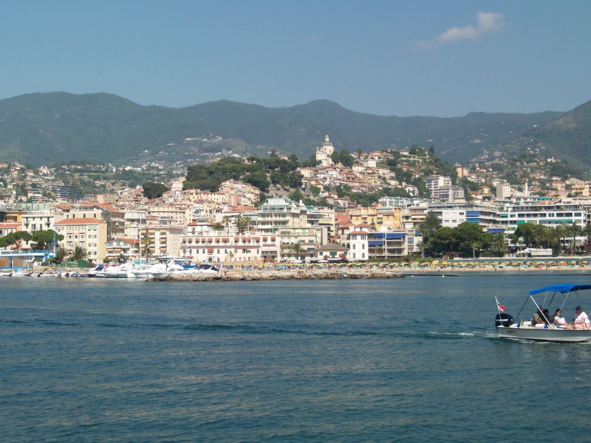 Лодки у причала на курорте Сан Бартоломео Аль Маре, Италия