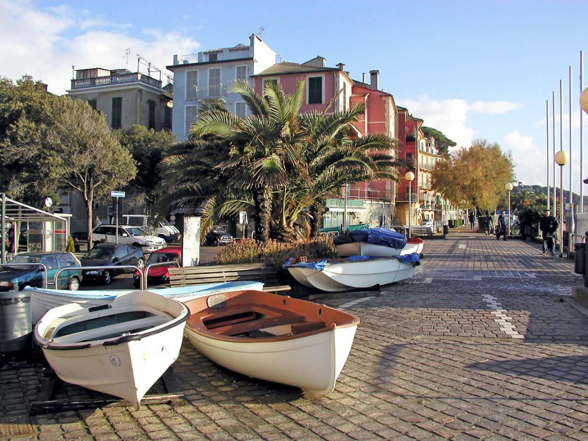 Лодки на набережной на курорте Челле Лигуре, Италия