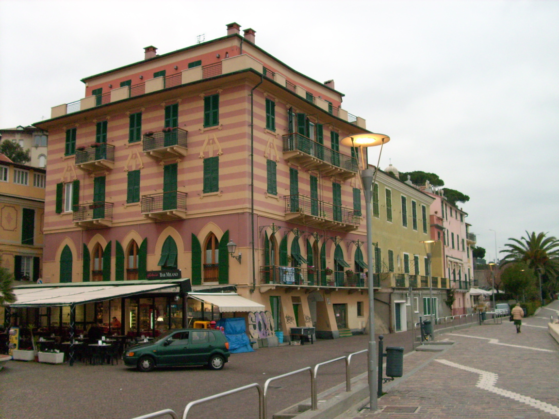 Здание на улице на курорте Челле Лигуре, Италия