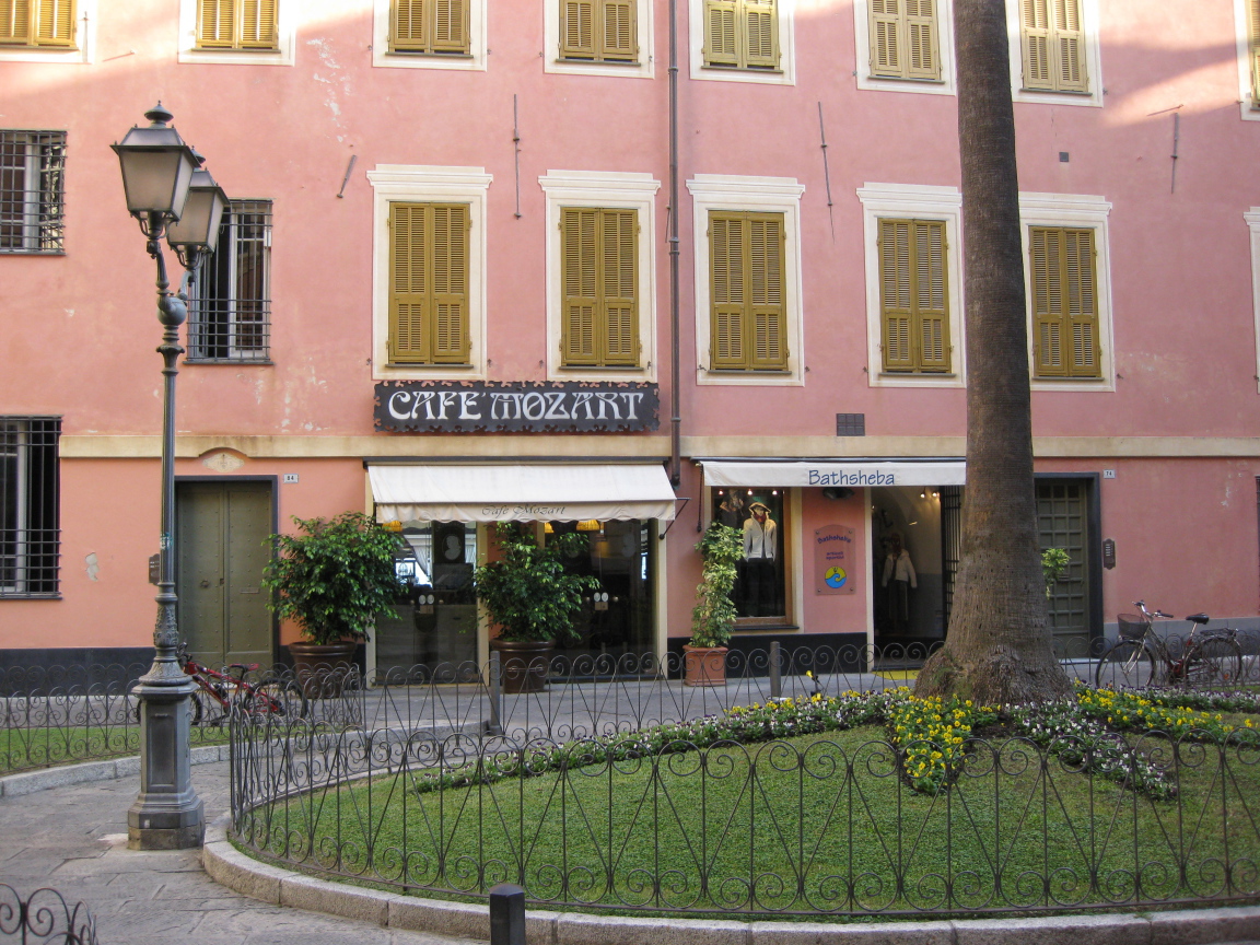 Кафе Моцарт на курорте Алассио, Италия