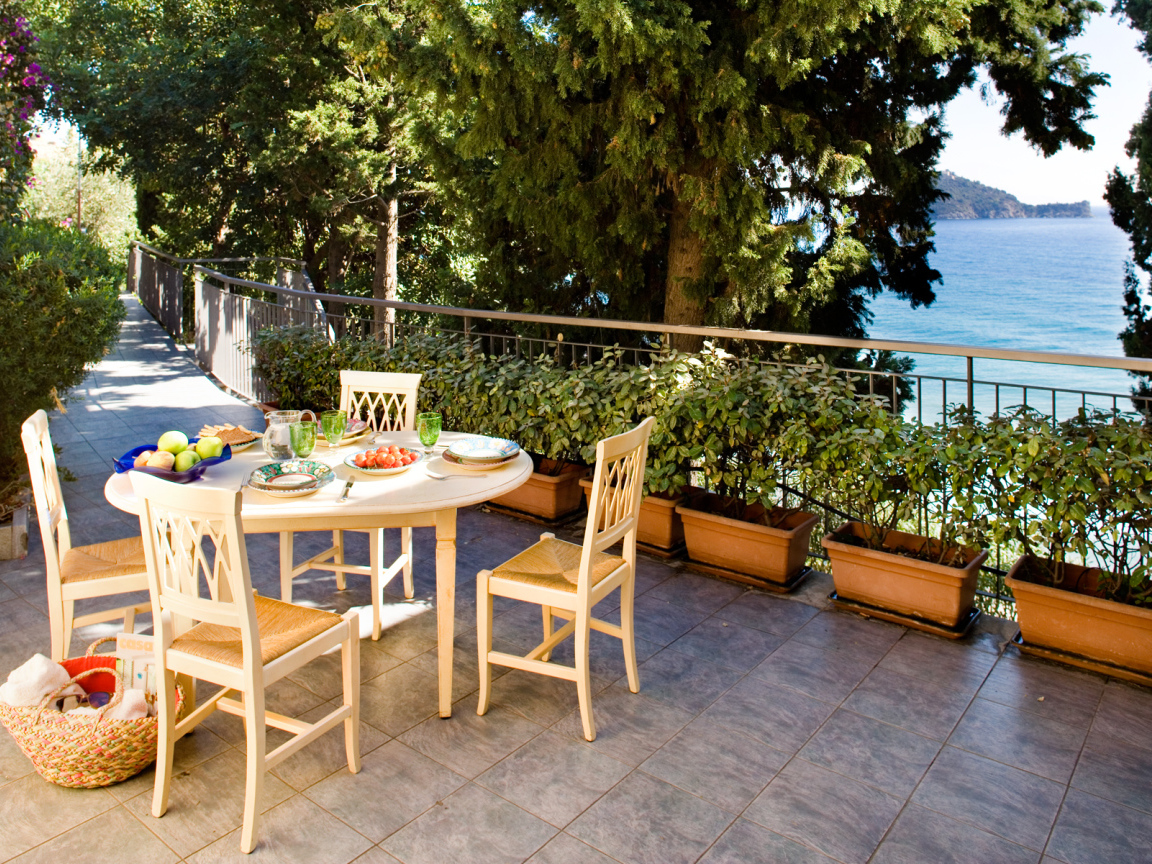 Кафе на набережной на курорте Алассио, Италия