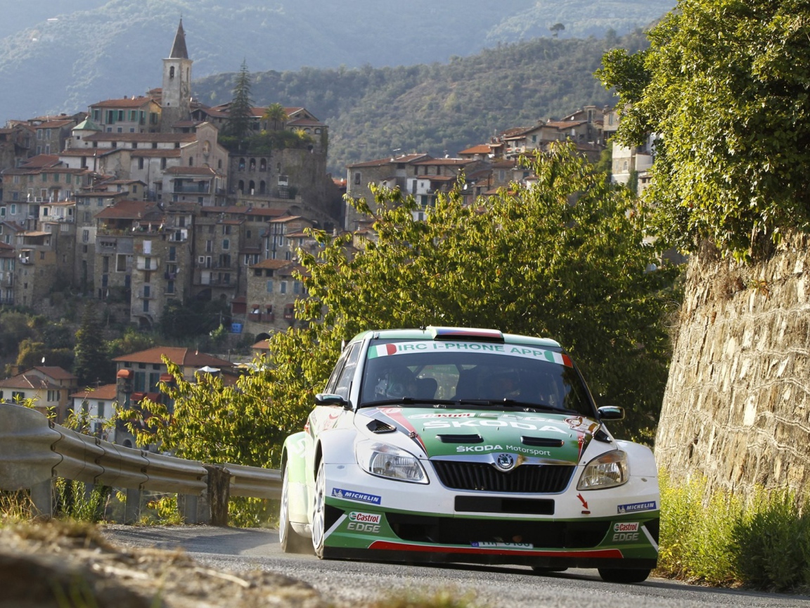 Автомобиль на фоне города в Сан Ремо, Италия