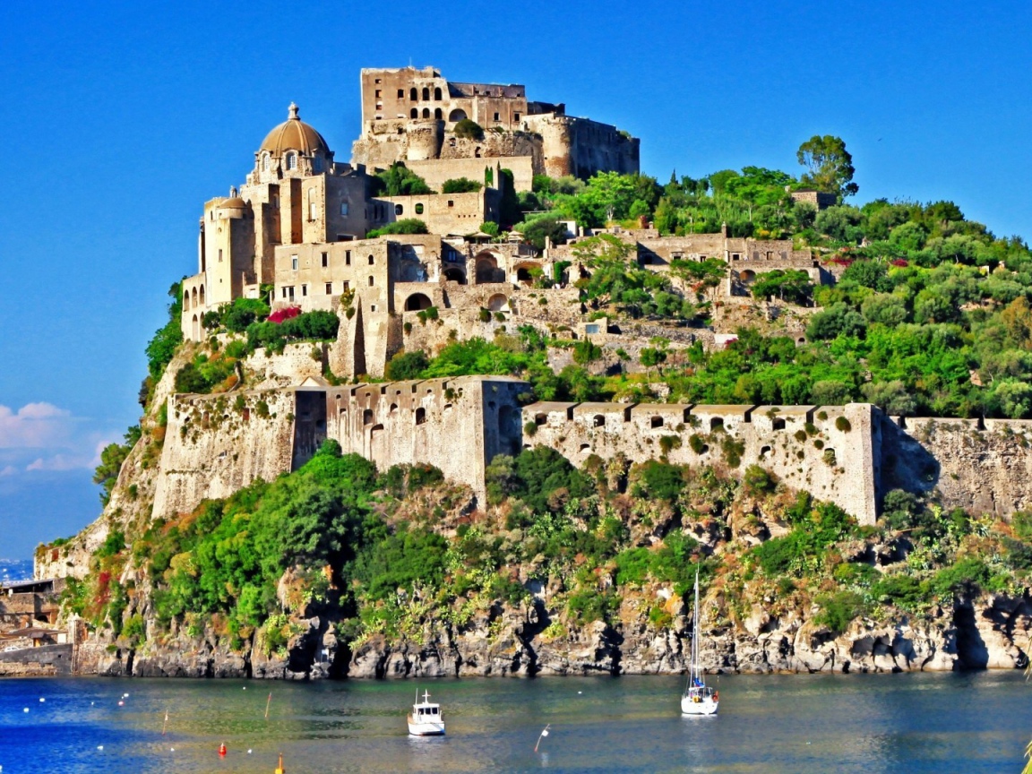 Замок на скале на острове Искья, Италия