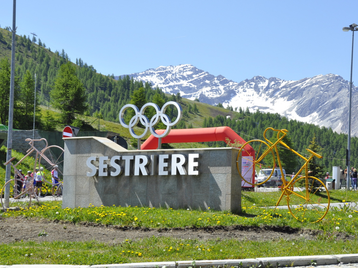 Городской знак на горнолыжном курорте Сестриер, Италия