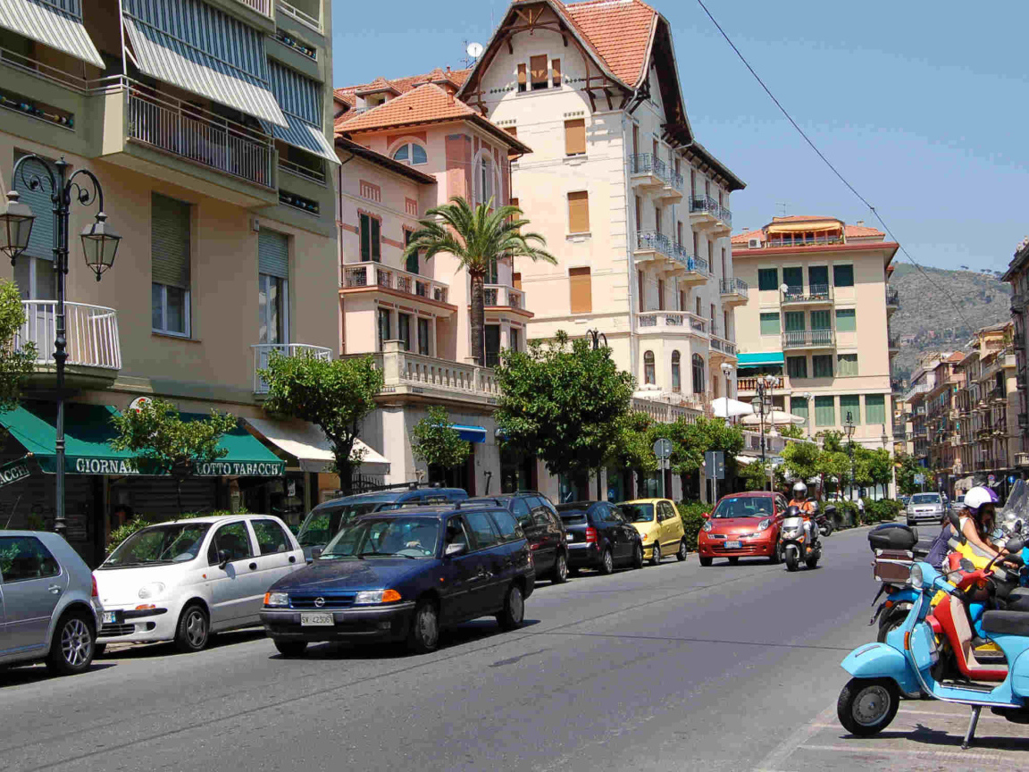 Городская улица на курорте Алассио, Италия
