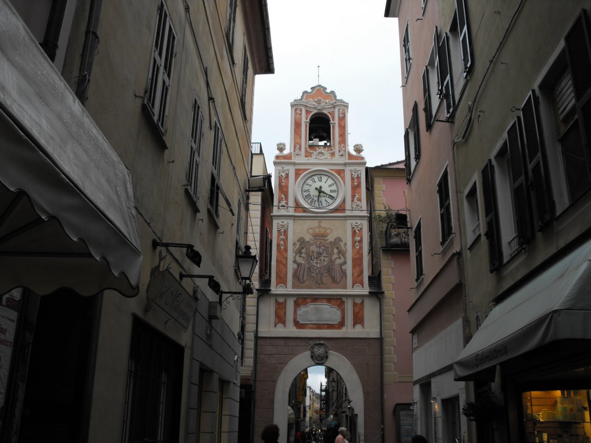 Башня с часами в Лоано, Италия