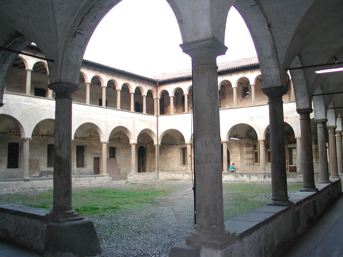 Двор университета в Бергамо, Италия