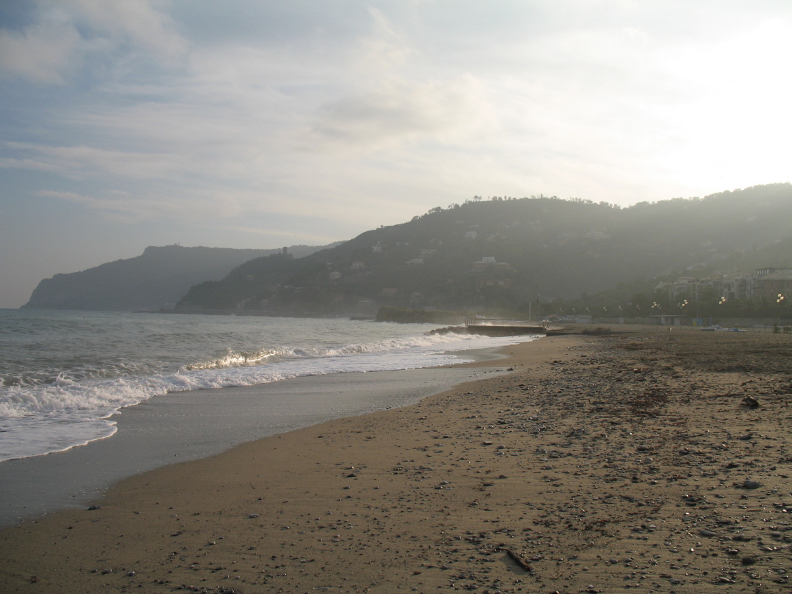 Рассвет на пляже на курорте Споторно, Италия