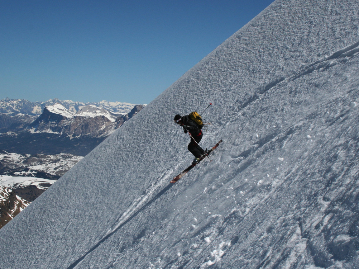 Спуск со склона на горнолыжном курорте Арабба, Италия
