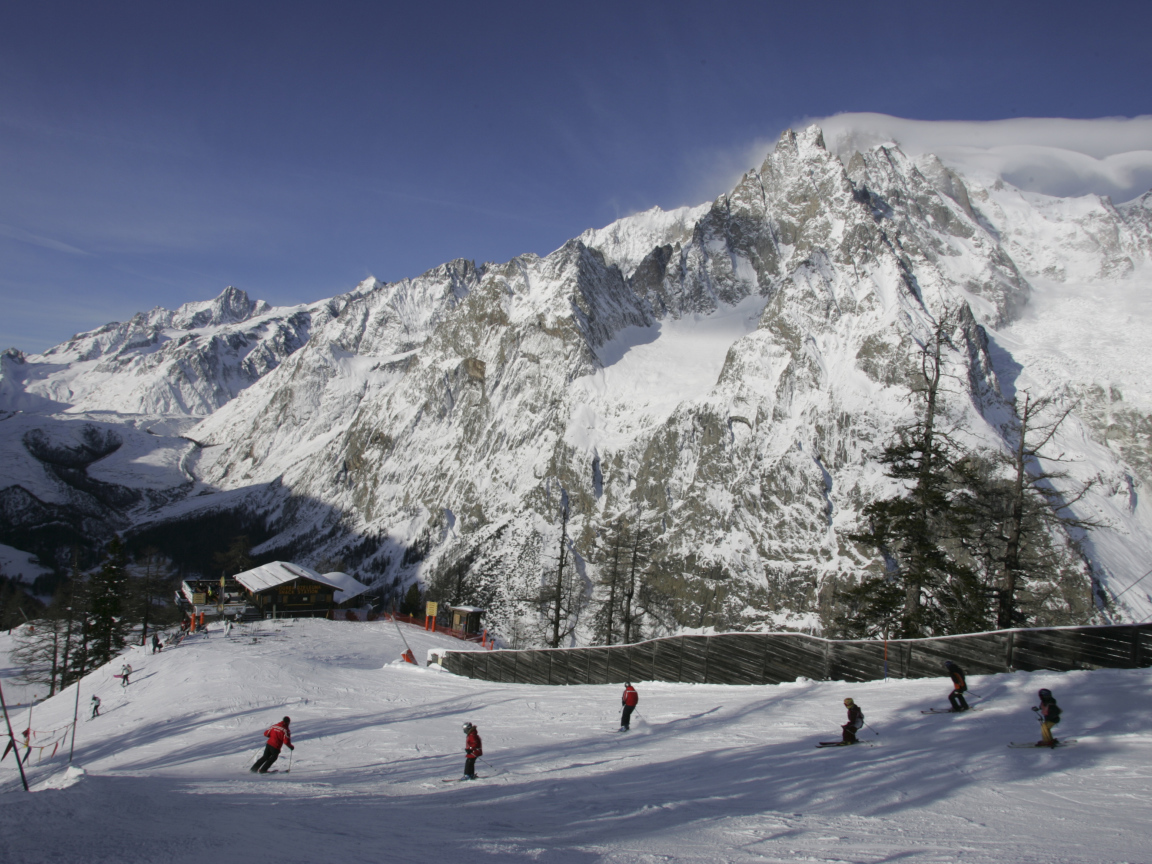Спуск по лыжной трассе на курорте Курмайор, Италия