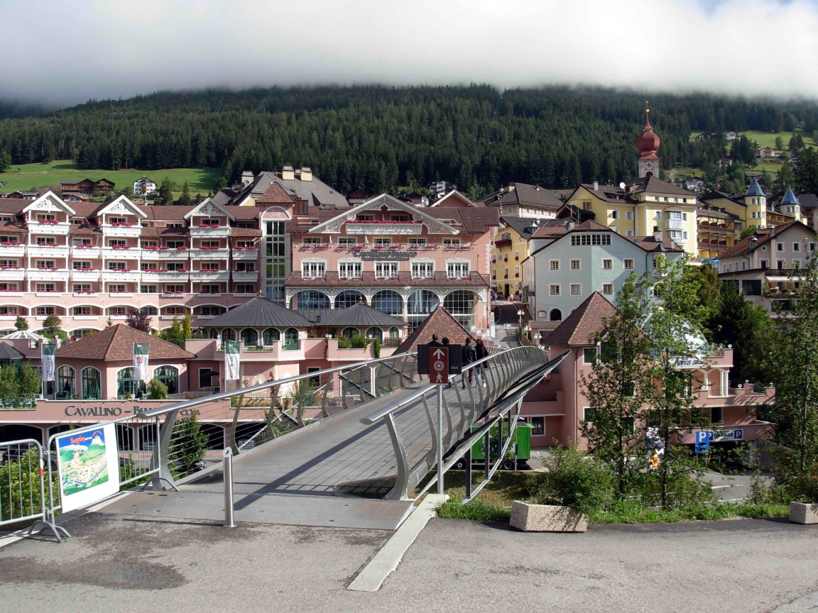 Пешеходный мост на курорте Ортизей, Италия