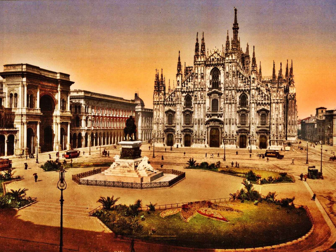 Старинная площадь в Милане, Италия