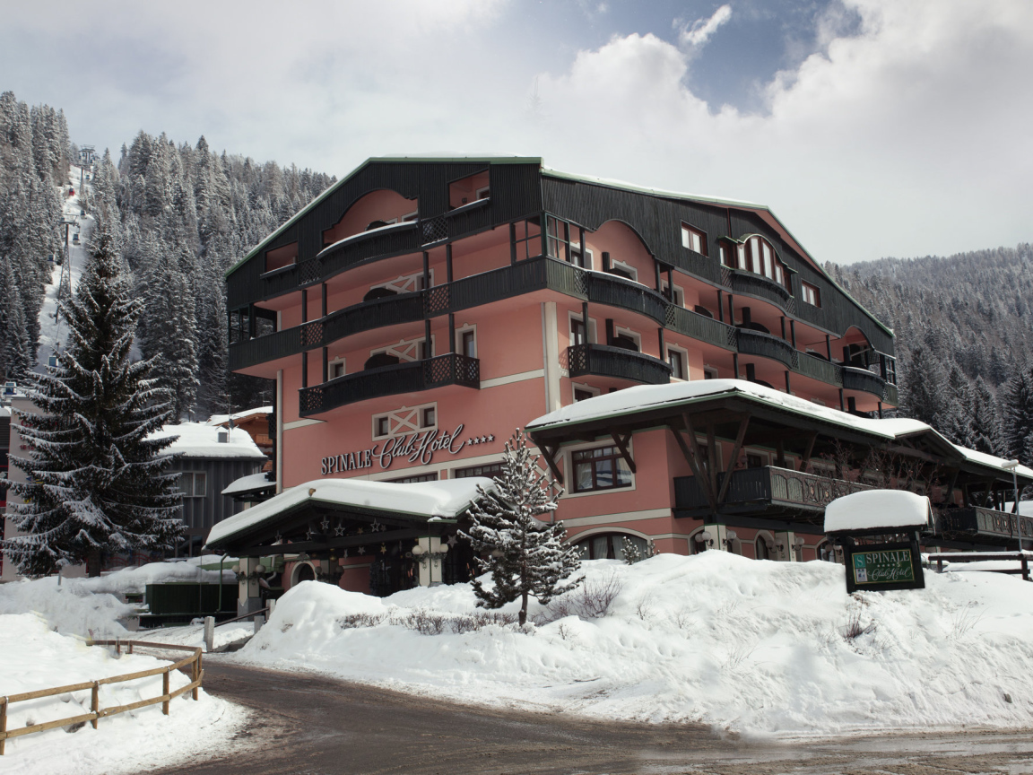 Отель Спинале на горнолыжном курорте Мадонна ди Кампильо, Италия