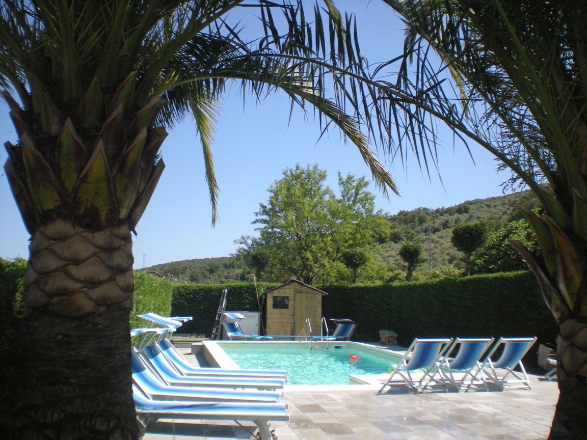 Бассейн в отеле на курорте Империя, Италия