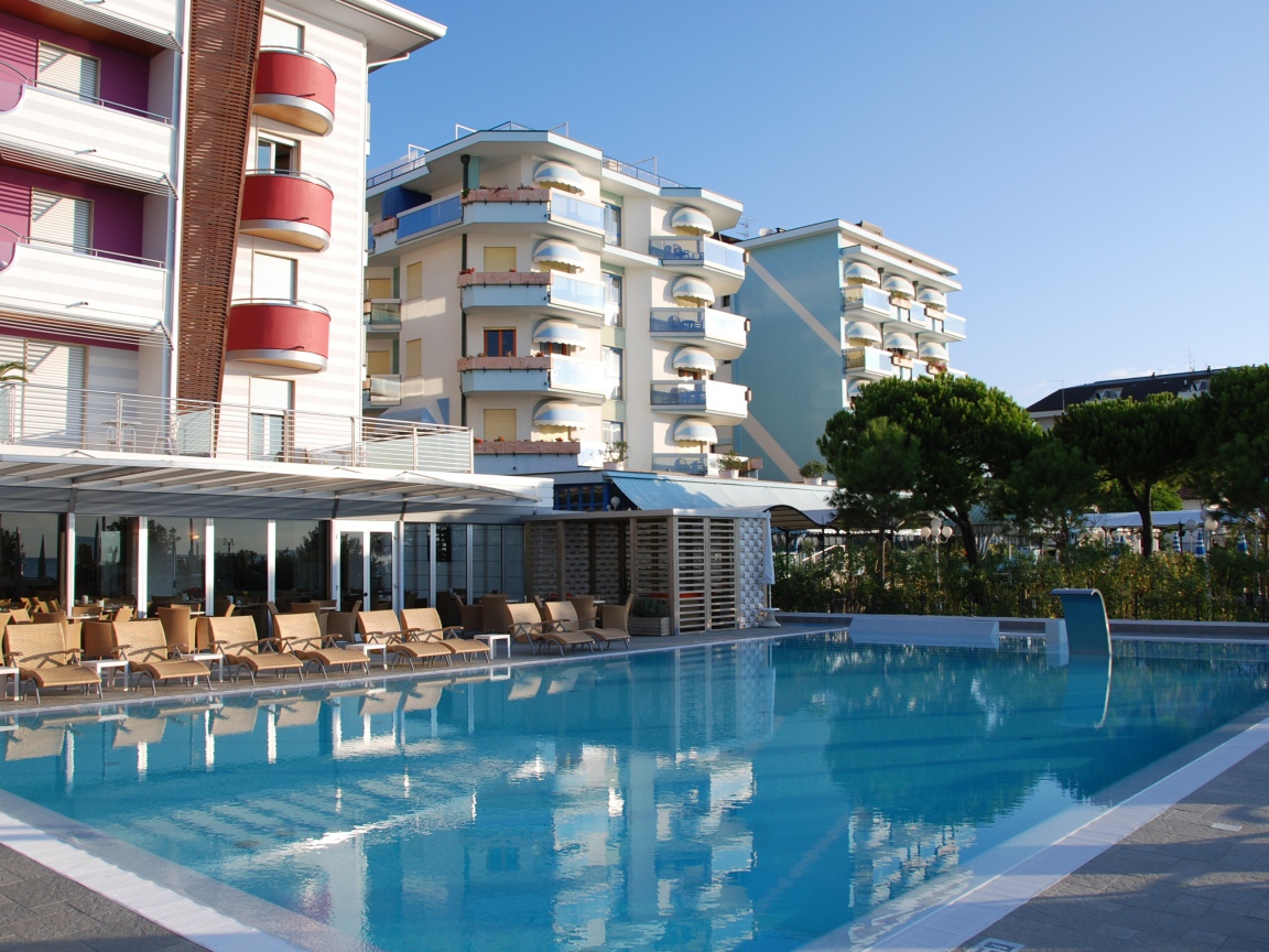 Бассейн в отеле на курорте Лидо ди Езоло, Италия