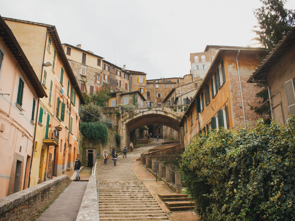Дома на склоне холма в Перудже, Италия