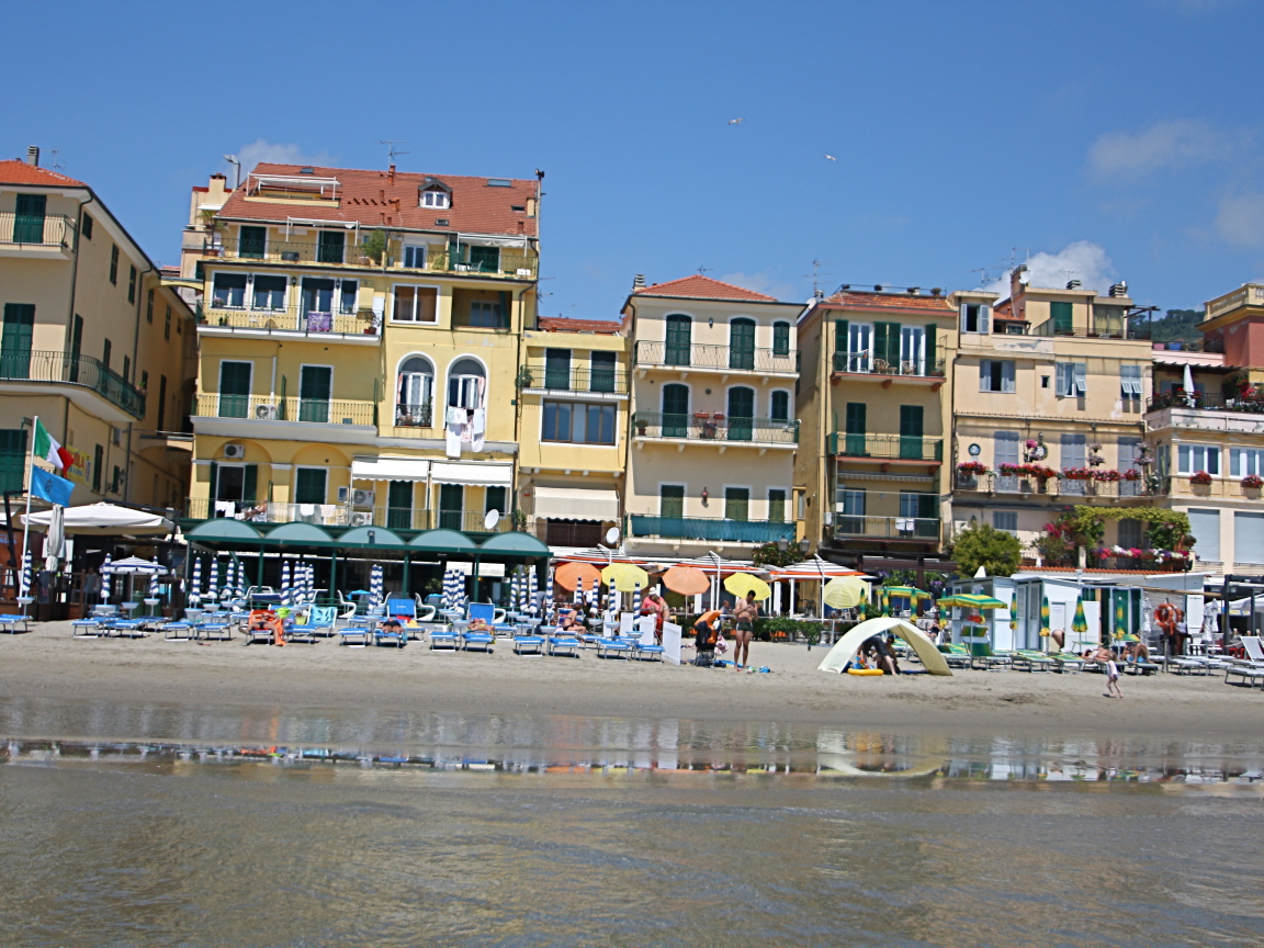 Дома на набережной на курорте Алассио, Италия