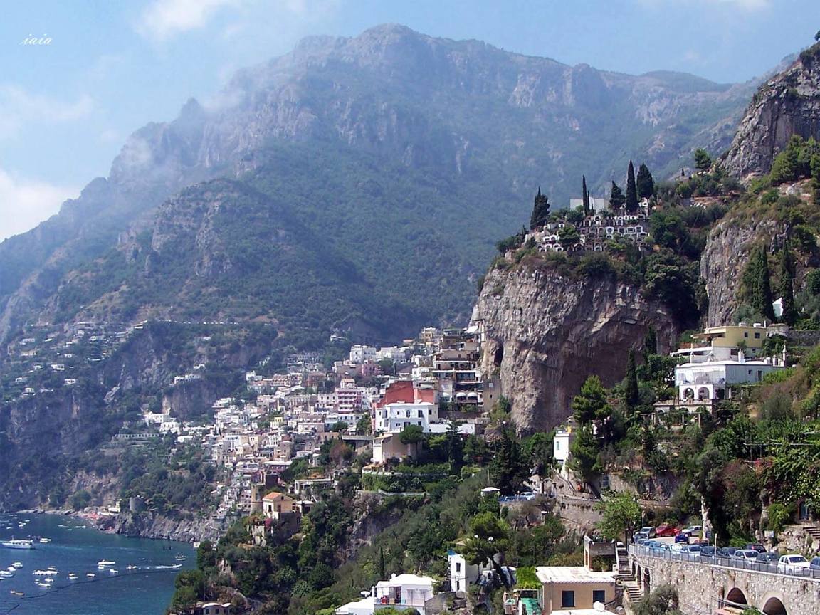 Дома на скале в Неаполе, Италия