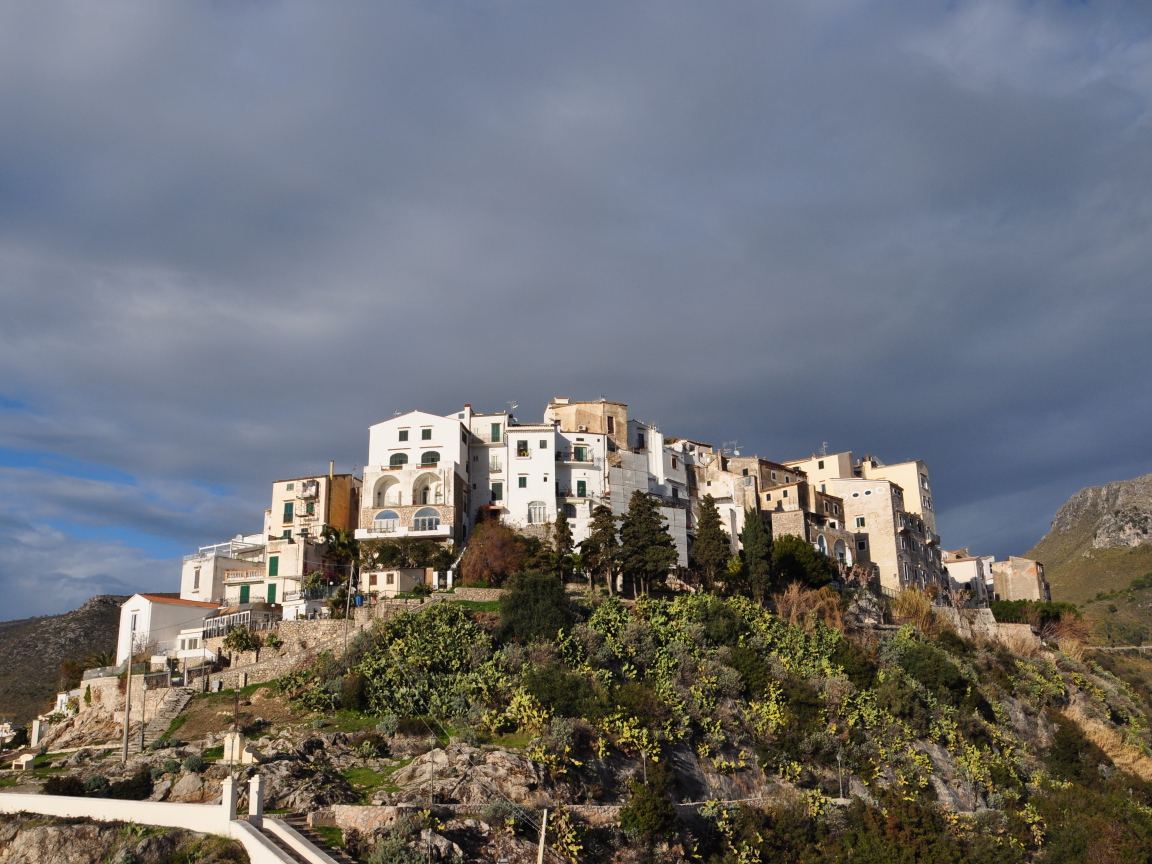 Дома на склоне горы на курорте Сабаудия, Италия