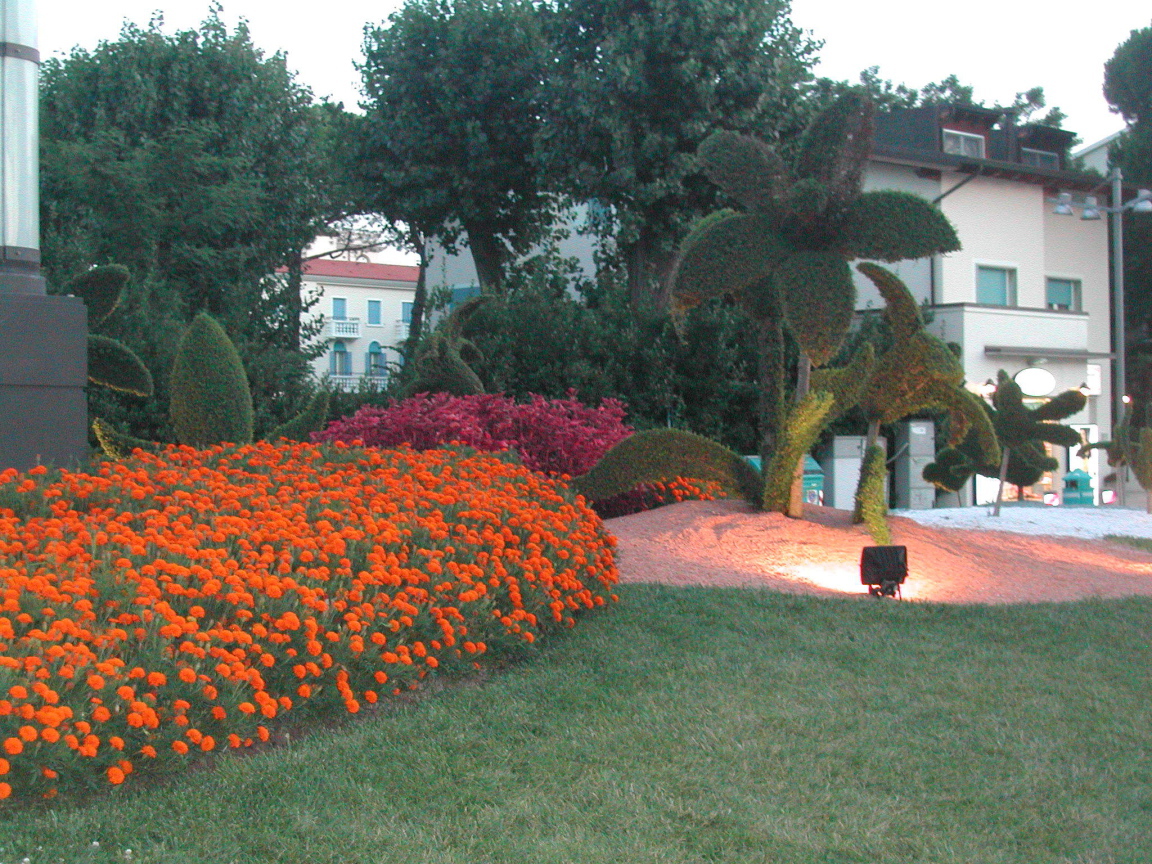 Великолепный сад на курорте Лидо ди Езоло, Италия