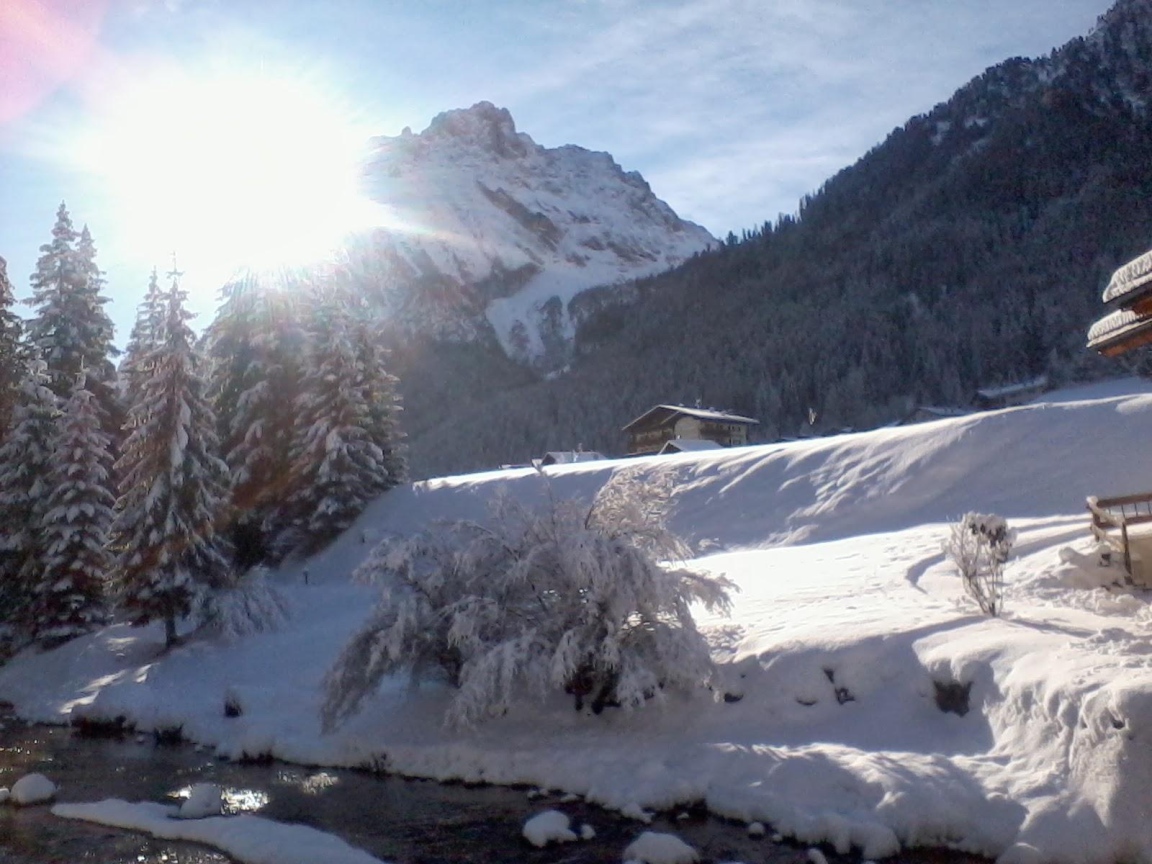 Горная река на горнолыжном курорте Валь-Ди-Фасса, Италия