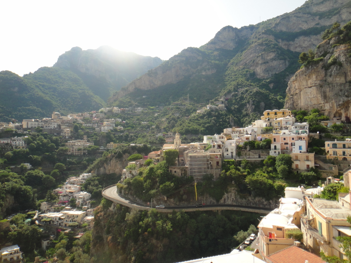 Горная дорога на курорте Позитано, Италия