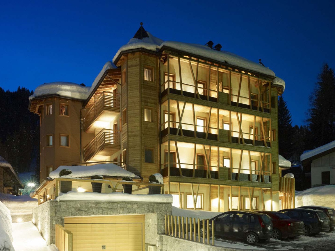 Ночные огни на горнолыжном курорте Мадонна ди Кампильо, Италия