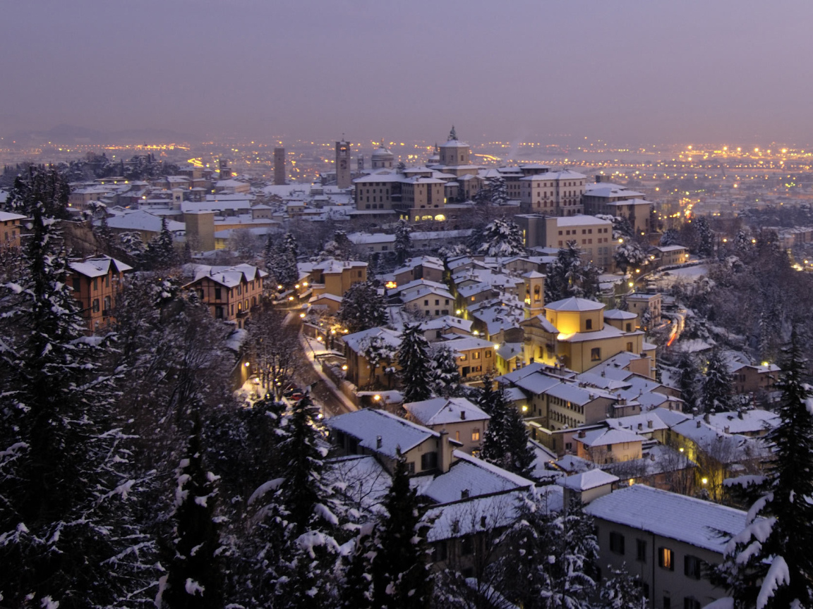Ночные огни в Бергамо, Италия