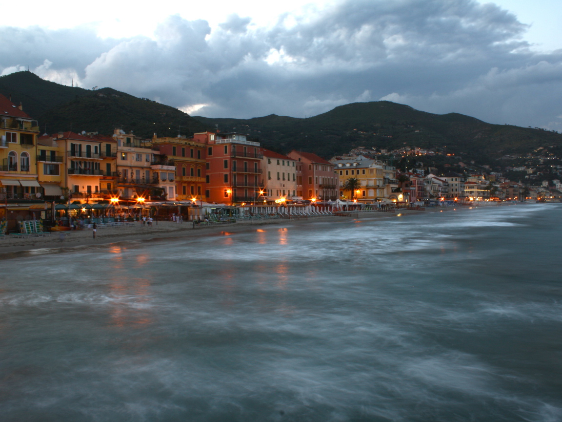 Ночные огни на курорте Алассио, Италия