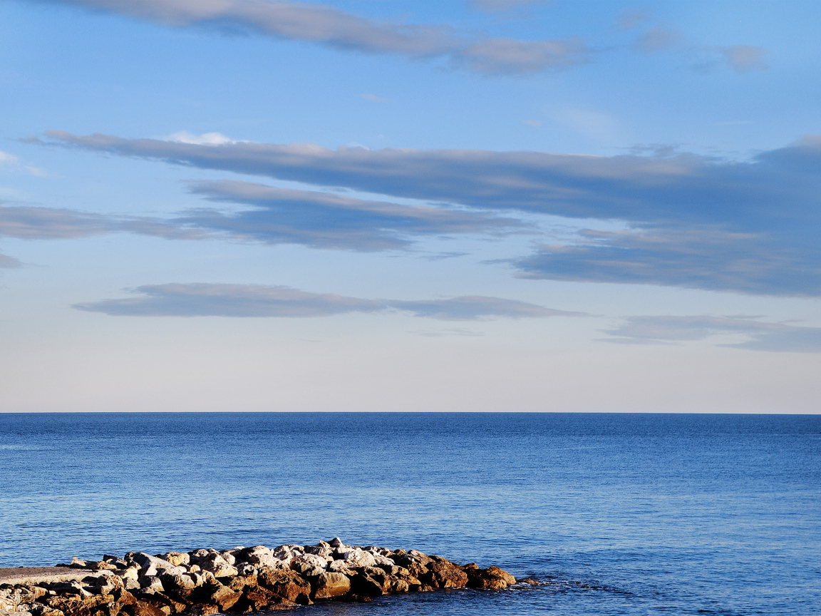 На берегу моря на курорте Споторно, Италия