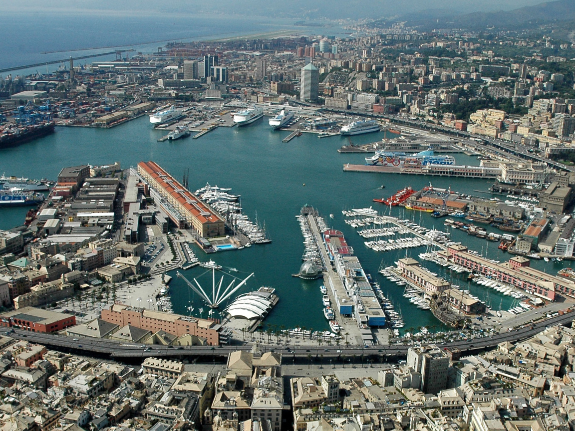 Панорама порта в Генуе, Италия