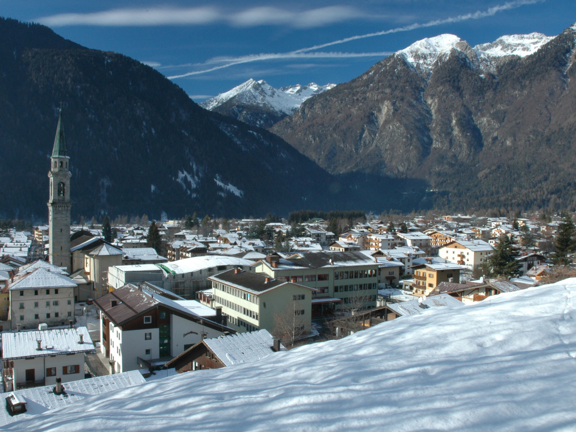 Панорама города на горнолыжном курорте Мадонна ди Кампильо, Италия