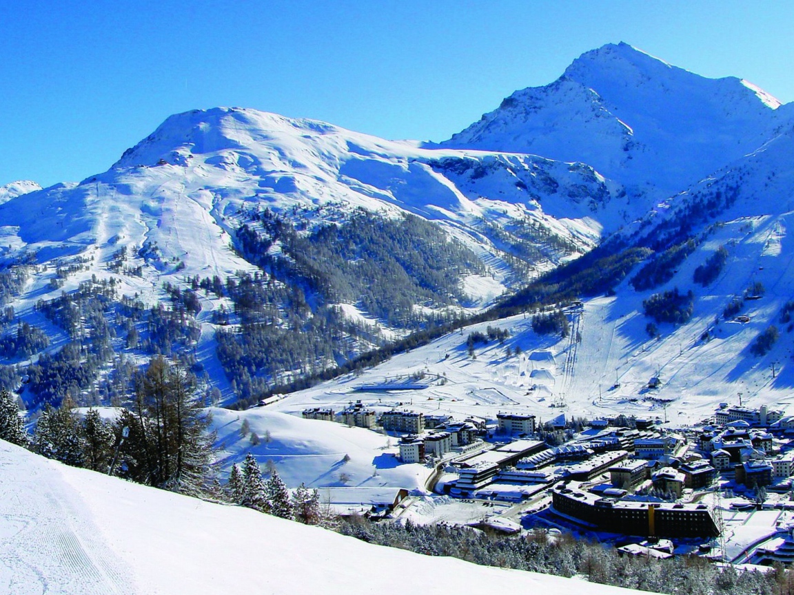 Панорама на горнолыжном курорте Сестриер, Италия