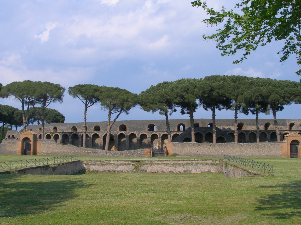 Парк среди развалин в Помпеях, Италия