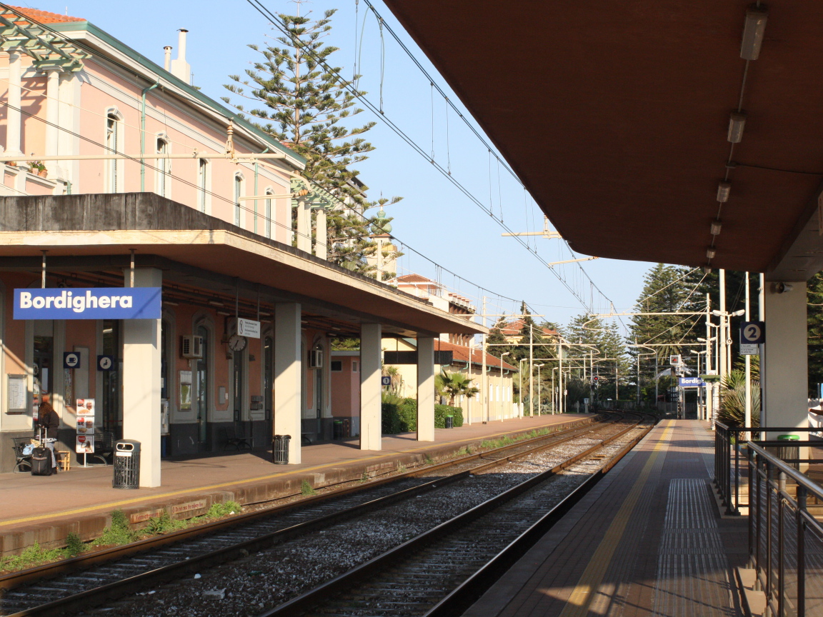 Железнодорожный вокзал на курорте Бордигера, Италия